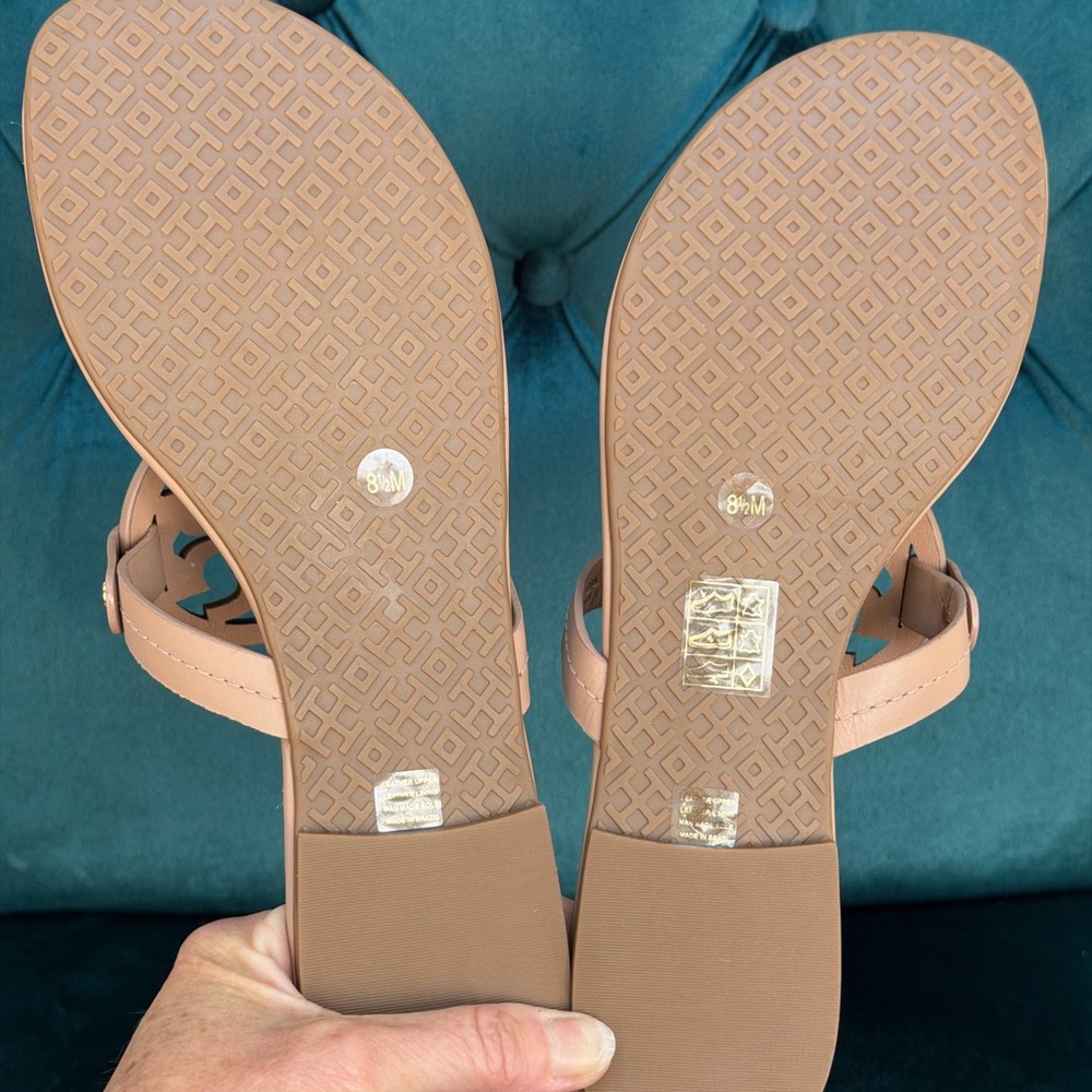 Tory Burch Light Make Up Leather Logo Thong Sandals - Picture 4 of 5